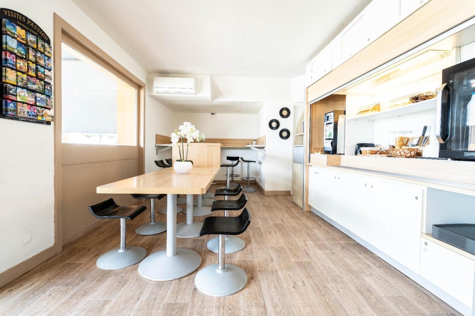 Kyriad Direct Brignoles - Provence Verte Экстерьер фото